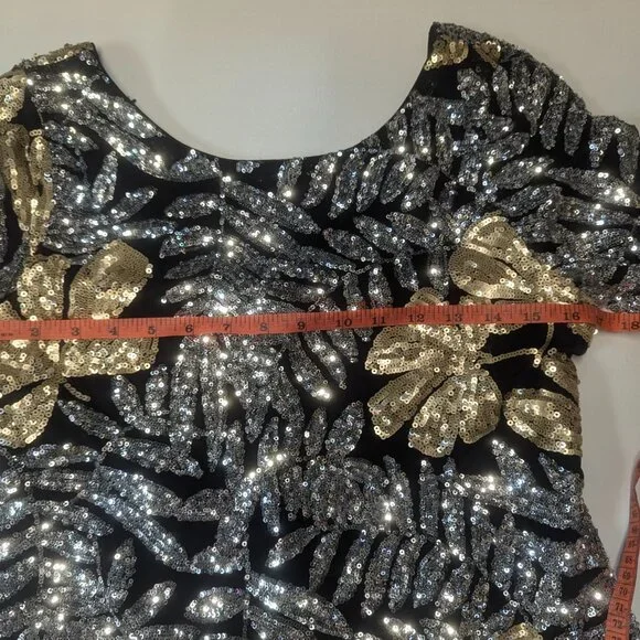 Belle Badgley Mischka Size 6 Gold and Silver Sequined Dress